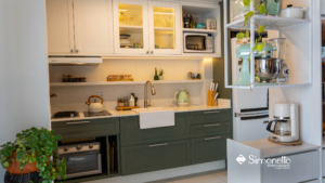 Cozinha vintage Simonetto com armários verdes e brancos, bancada branca e eletros em estilo vintage.