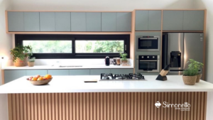 Cozinha planejada com ilha e painel ripado