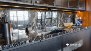 Cozinha planejada Simonetto escura e bancada em pedra natural preta 