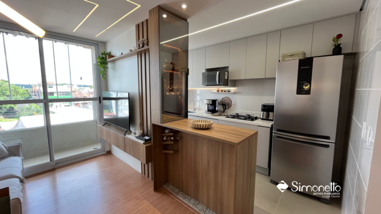 Cozinha e sala de estar integradas em apartamento pequeno com móveis planejados Simonetto, incluindo balcão com adega e armários milimétricos para otimização de espaço.